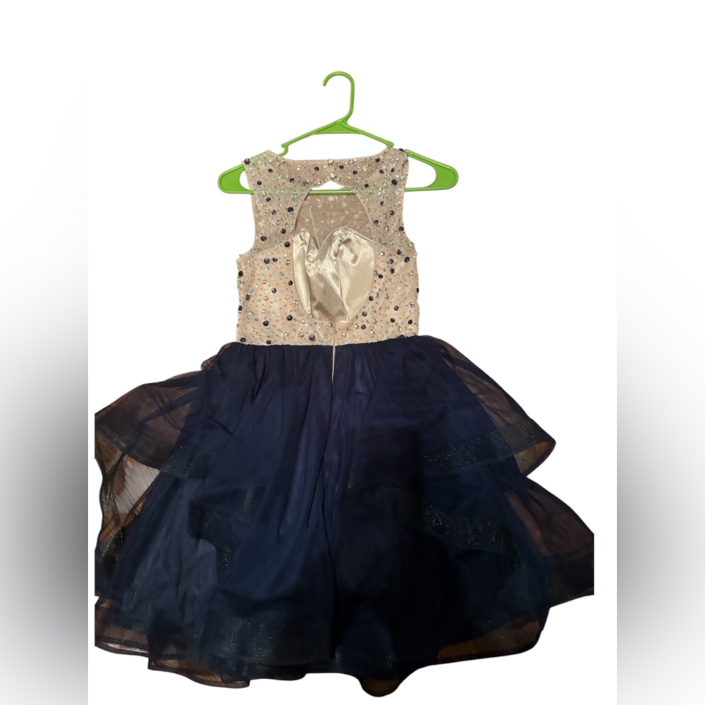 Elegant Sleeveless Dress with Embellished Bodice - Picture 2 of 7